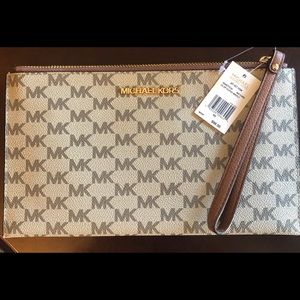 Michael Kors Jet Set clutch/wristlet Large.
